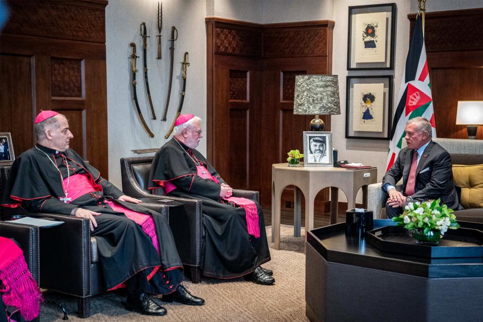Reunión entre el rey Abdalá II de Jordania y Paul Richard Gallagher, secretario vaticano para las Relaciones con los Estados