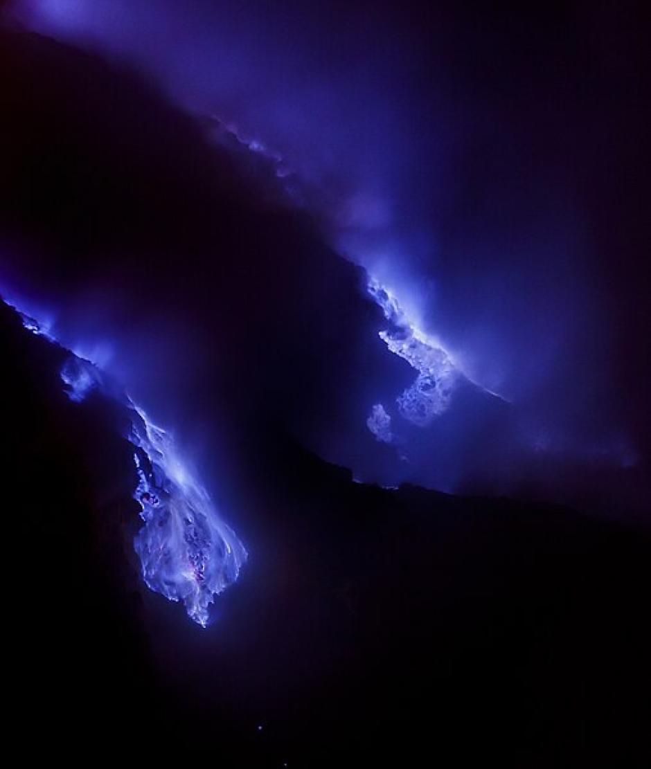 Coladas de lava azul descienden por la colina del volcán Kawah Ijen