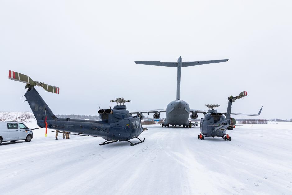 El Escuadrón de Aviación de Operaciones Canadienses (SOAS) llegó a la Base Aérea de Rygge, Noruega, con helicópteros Bell CH-146 Griffon transportados por un avión de transporte estratégico C-17