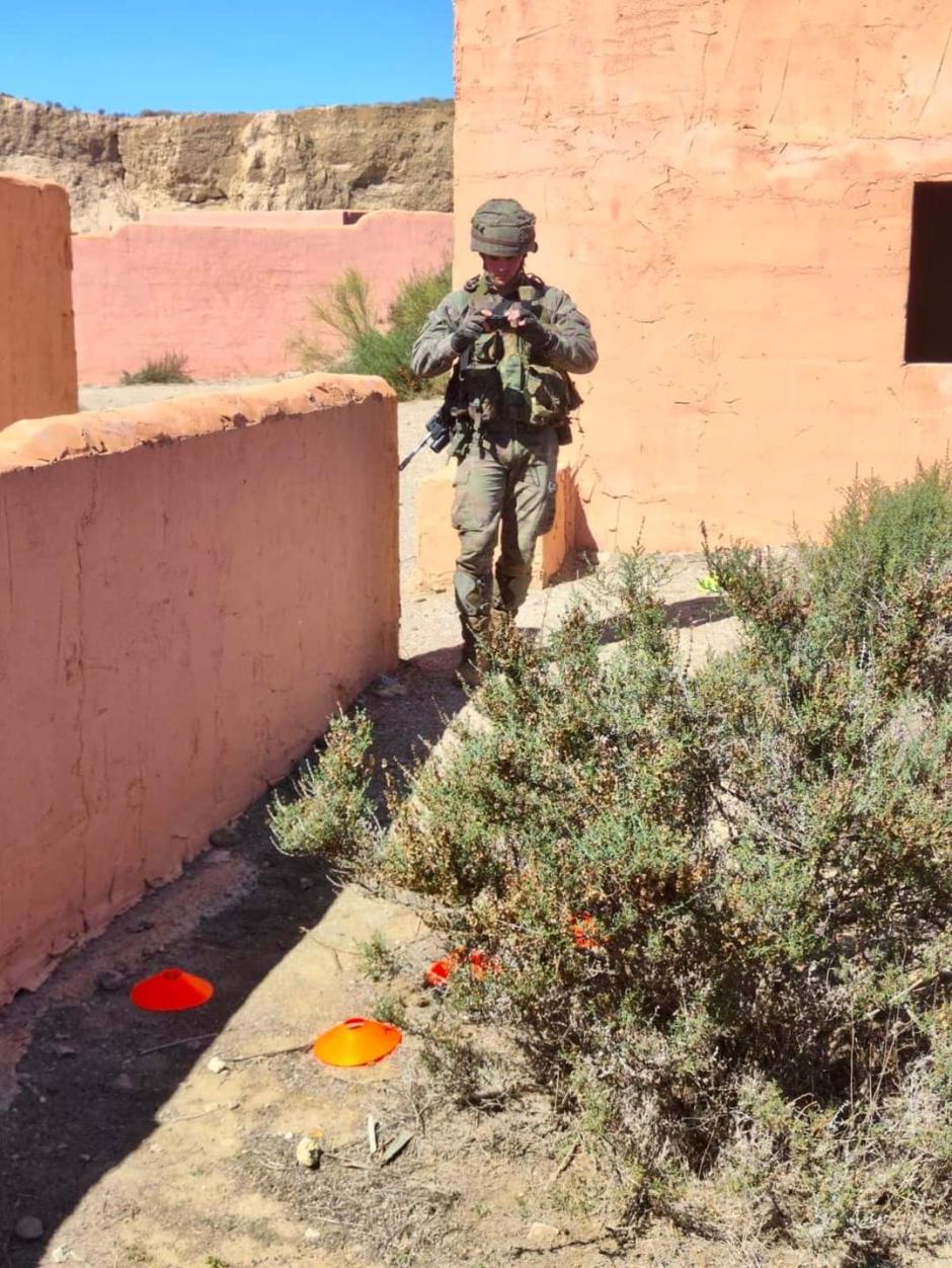 Un legionario trata de detectar artefactos explosivos IED´s durante un ejercicio de adiestramiento