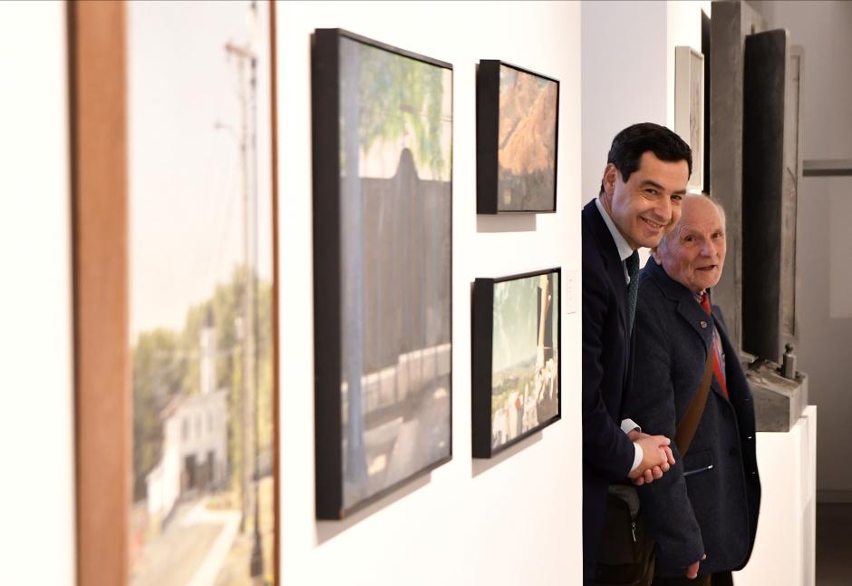 El presidente de la Junta de Andalucía, Juanma Moreno (i), junto al pintor Antonio López durante la inauguración del primer Museo del Realismo Español Contemporáneo (MUREC)