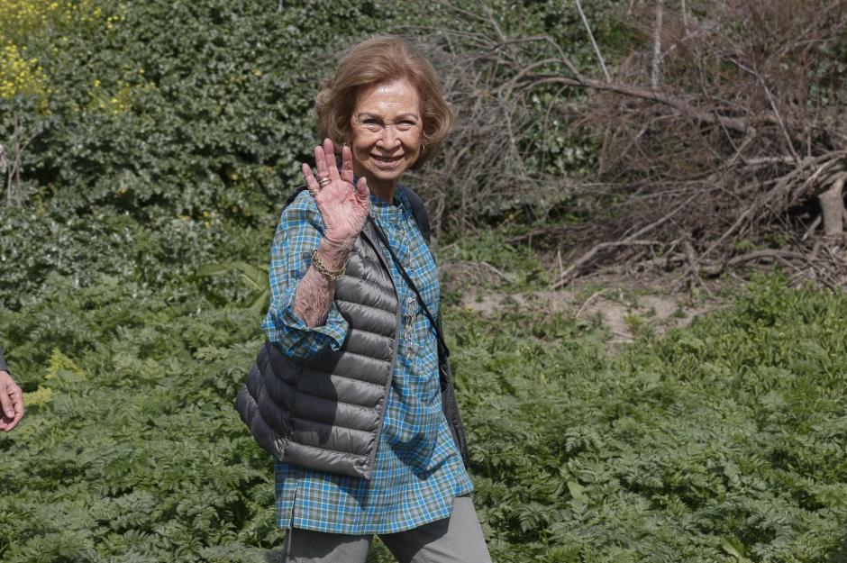 Doña Sofía saluda durante la jornada de limpieza ambiental del río Manzanares