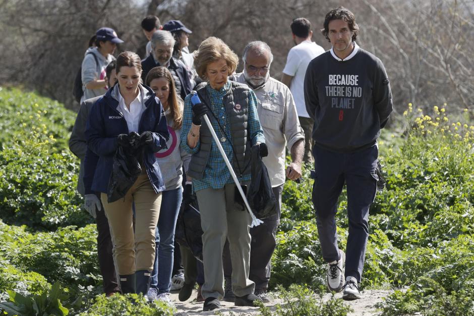Doña Sofía, con el grupo de voluntarios de limpieza ambiental