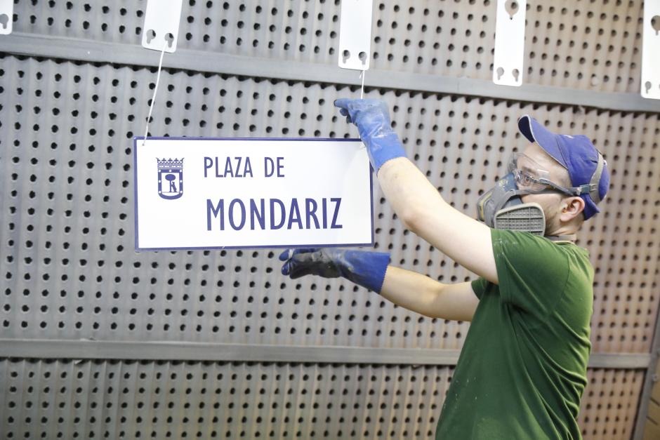 Vistazo sobre cómo pintan las placas de las calles de Madrid