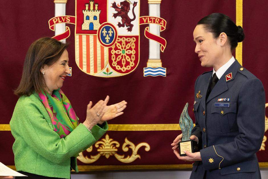 La ministra de Defensa, Margarita Robles, entrega el premio a la comandante del 45 Grupo de las Fuerzas Aéreas Lourdes Losa