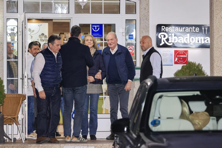 El Rey Juan Carlos junto a la Infanta Elena en el restaurante Ribadoma