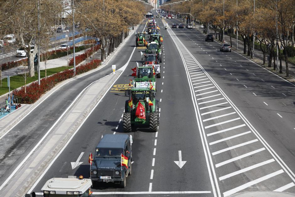 Una columna de tractores a su paso por el Paseo de la Castellana este domingo