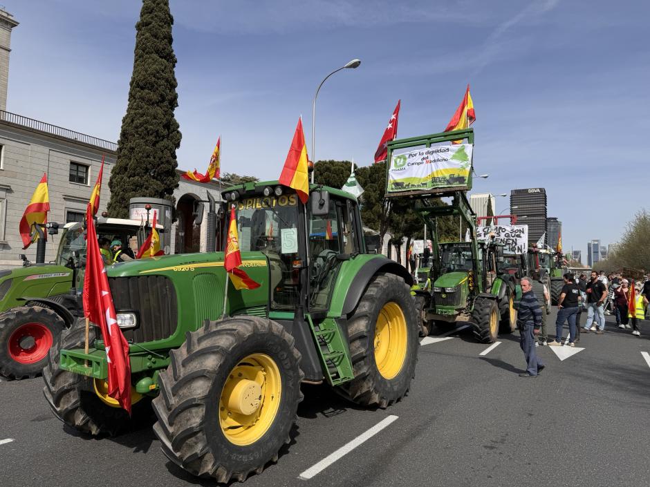 Varios tractores protestan en las calles de Madrid