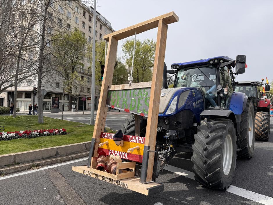 Un tractor desfila por la Castellana con un muñeco guillotinado que representa el campo español