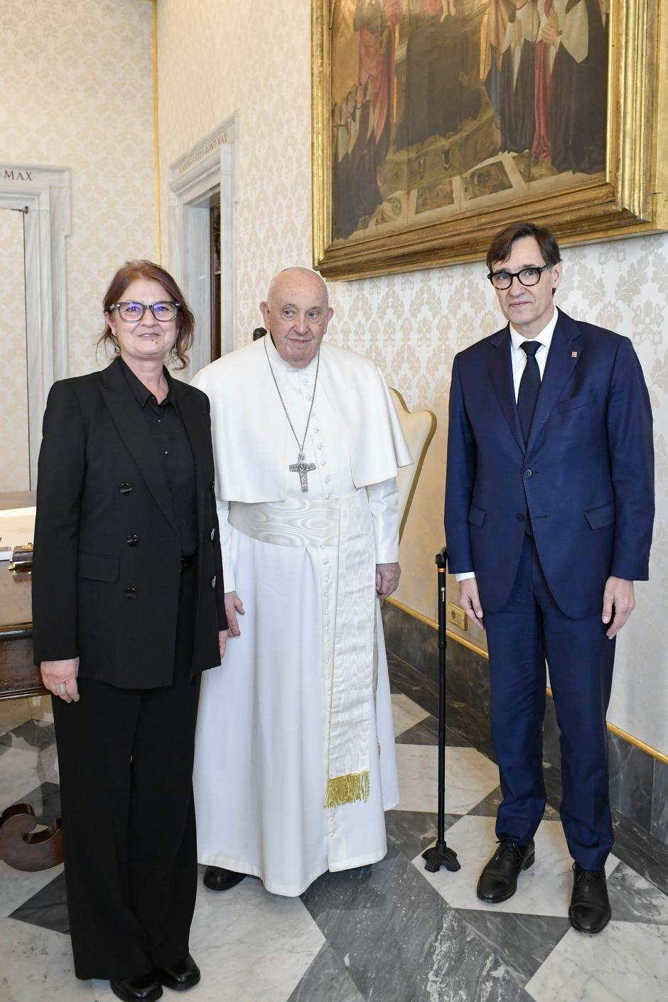 Salvador Illa y Marta Estruch, junto al Papa Francisco