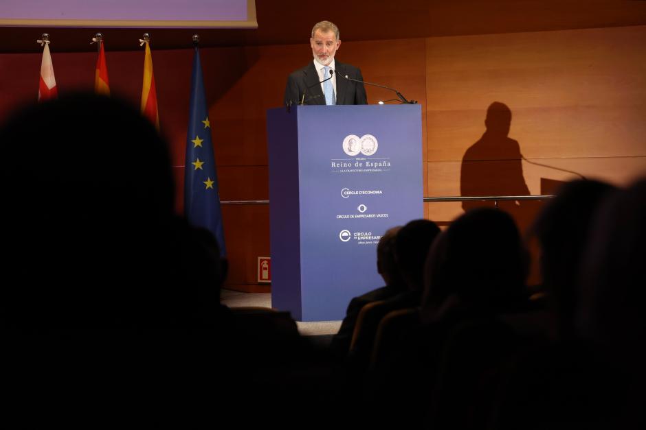 El Rey dirige unas palabras tras la entrega del premio Reino de España a Isak Andic en Barcelona