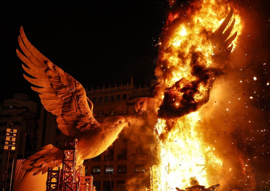 La Falla municipal, ardiendo durante la Cremà