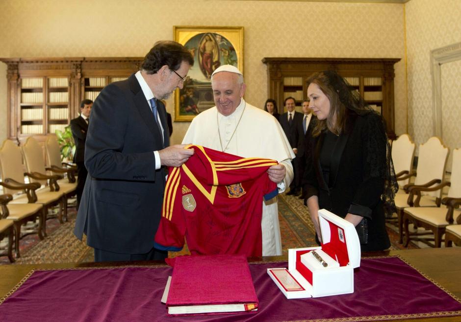 Mariano Rajoy le regaló una camiseta de la selección española al Papa Francisco en su audiencia privada