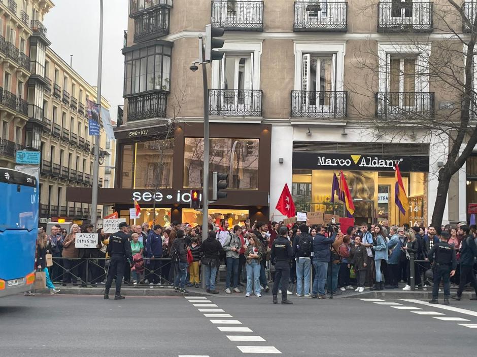 Varios diputados de la izquierda madrileña se han dado cita frente a la sede del PP