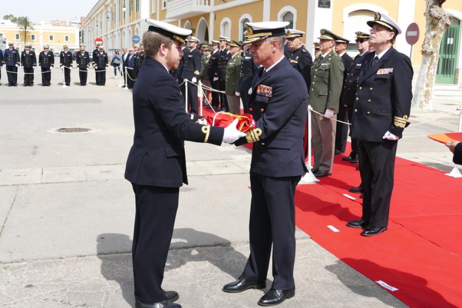 El comandante del patrullero Infanta Cristina entrega la bandera plegada al Almirante Jefe del Arsenal de Cartagena