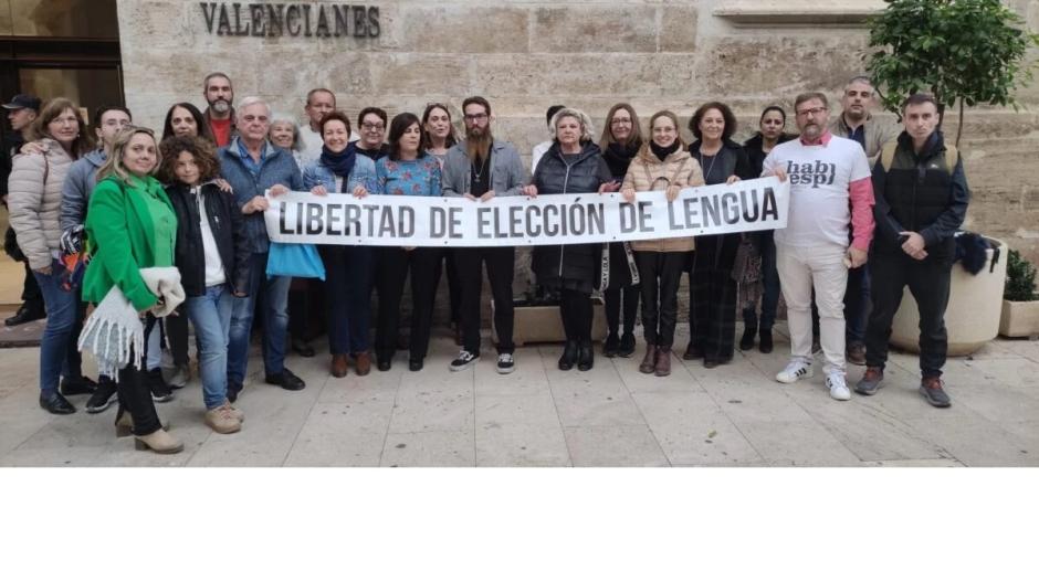 Miembros de Hablamos Español, a las puertas de las Cortes Valencianas