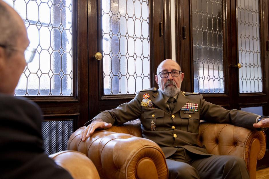 El teniente general Ballenilla, durante un momento de la entrevista con El Debate