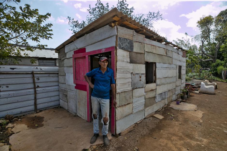 Un cubano fuera de su casa en la provincia de Matanzas