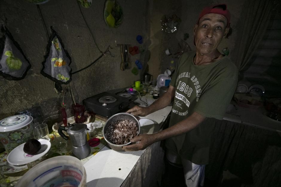 Juan Luis López García muestra la comida estropeada por falta de frio, durante un apagón