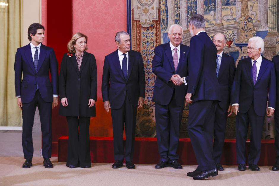 El Rey recibe el saludo de los miembros del Consejo de la Diputación de la Grandeza