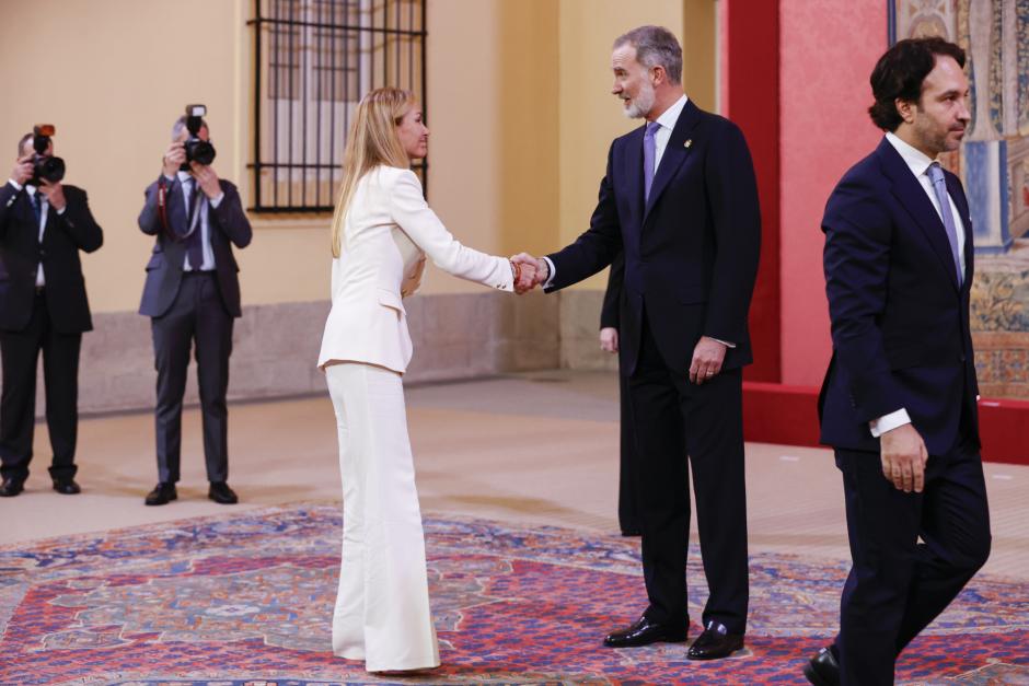 Esther Alcocer Koplowitz saluda al Rey en el Palacio de El Pardo