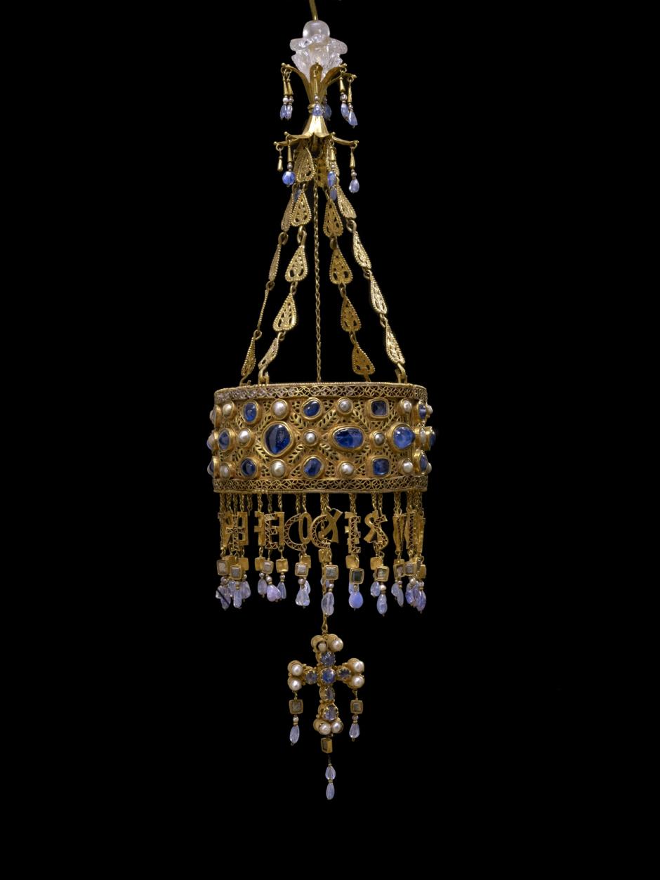 Corona de Recesvinto. Es la principal joya del tesoro de Guarrazar, descubierto por casualidad en 1858