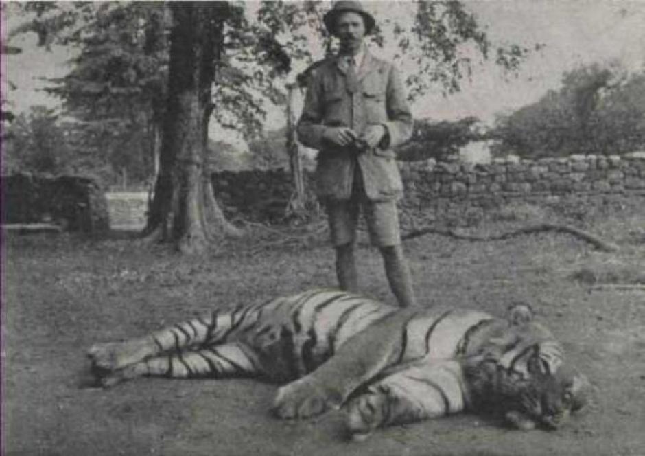 Corbett con el Bachiller asesinado de Powalgarh, 1930