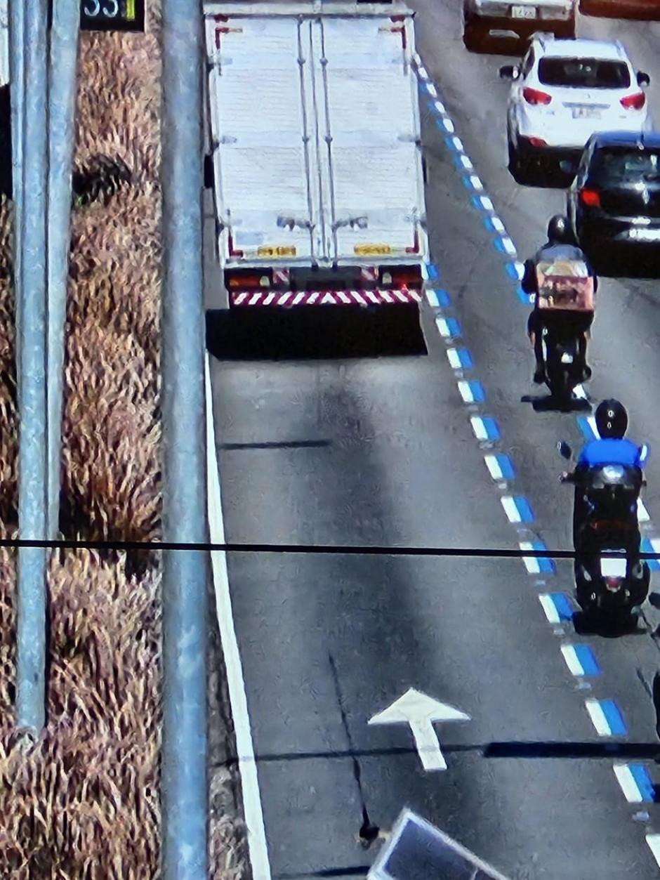 En Brasil estas líneas azules delimitan ya carriles para motos