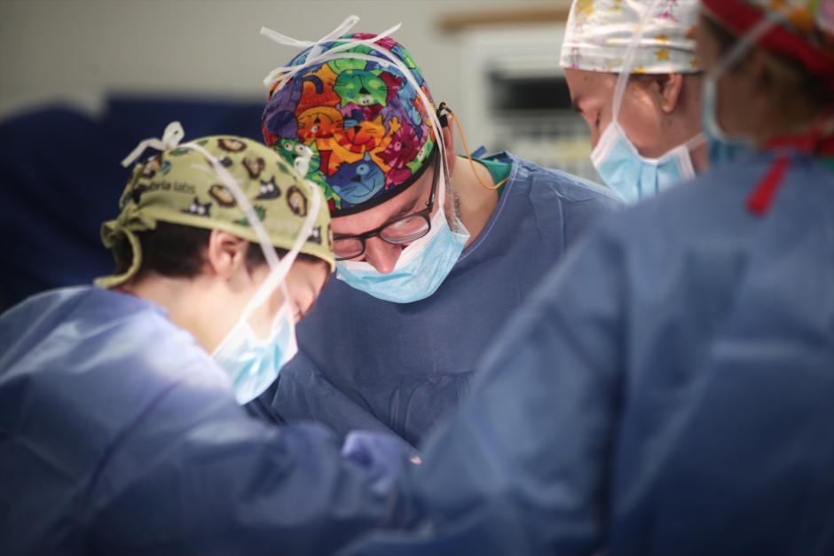 Varios cirujanos durante una intervención