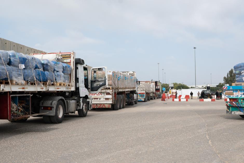 Camiones de ayuda humanitaria en el paso fronterizo de Karem Shalom