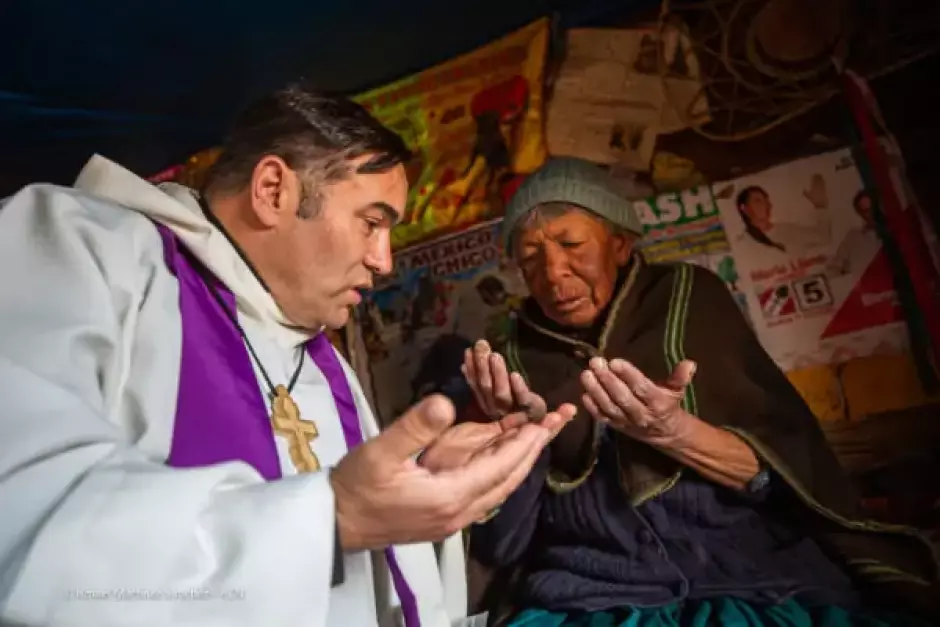 El obispo Giovanni Cefai de Huancané ungiendo a María enferma, de 70 años