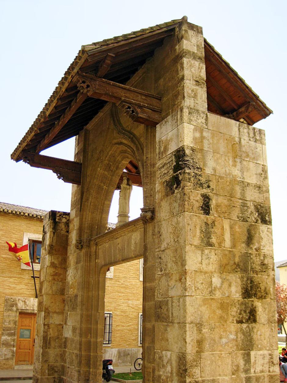 Portal gótico del antiguo hospital
