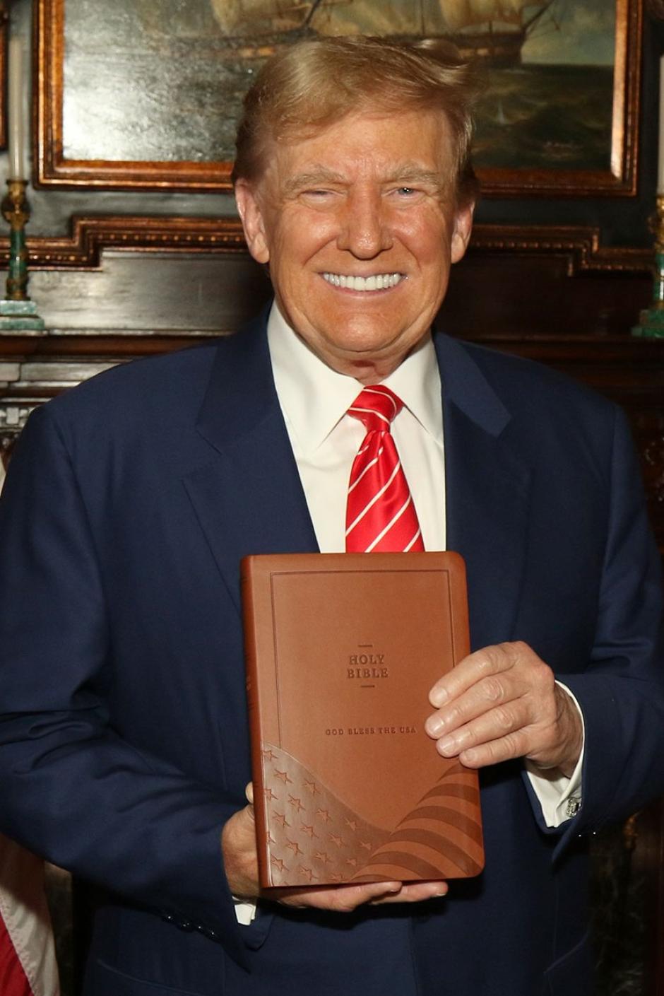 Donald Trump sostiene un ejemplar de la "US Bible"