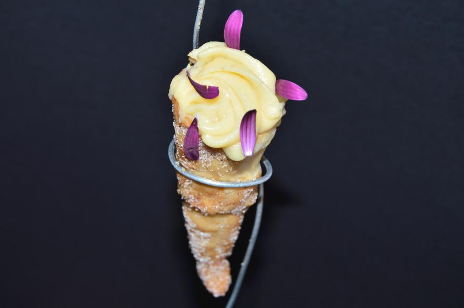 Canutillo de hojaldre con crema pastelera servido en el restaurante Lameiriña