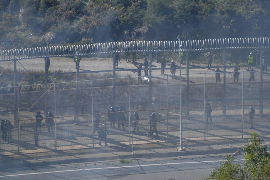 Inmigrantes subsaharianos en la zona de Sidi Brahim, a 17 de noviembre de 2023, en Ceuta (España)