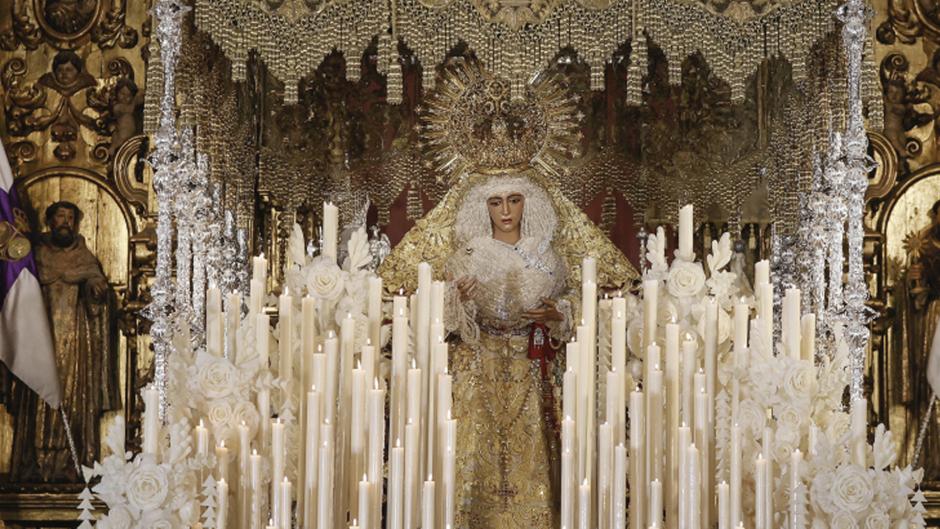 La Virgen de la Esperanza de Triana en la capilla de los Marineros