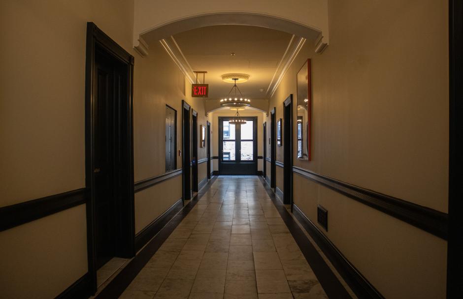 Vista de uno de los pasillos que mantiene la esencia original gracias a las puertas que dan a los ascensores