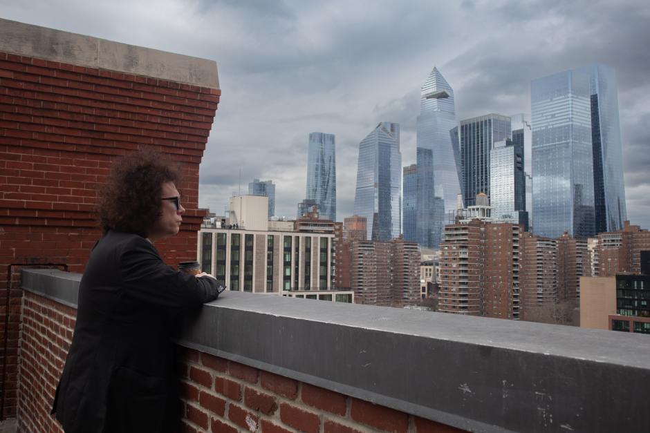 William Benton en la azotea del edificio desde donde se ven los rascacielos próximos a Hudson Yards