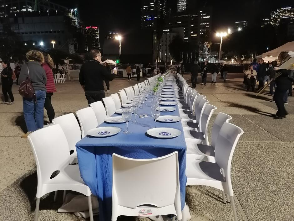 Plaza de los rehenes de Tel Aviv donde una mesa con sillas vacías recuerda a los 136 rehenes en manos de Hamás en Gaza