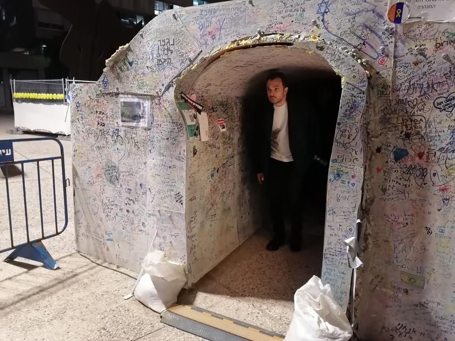 Plaza de los rehenes de Tel Aviv donde se recrea un túnel de Gaza en la que podrían estar retenidos por Hamás 136 israelíes