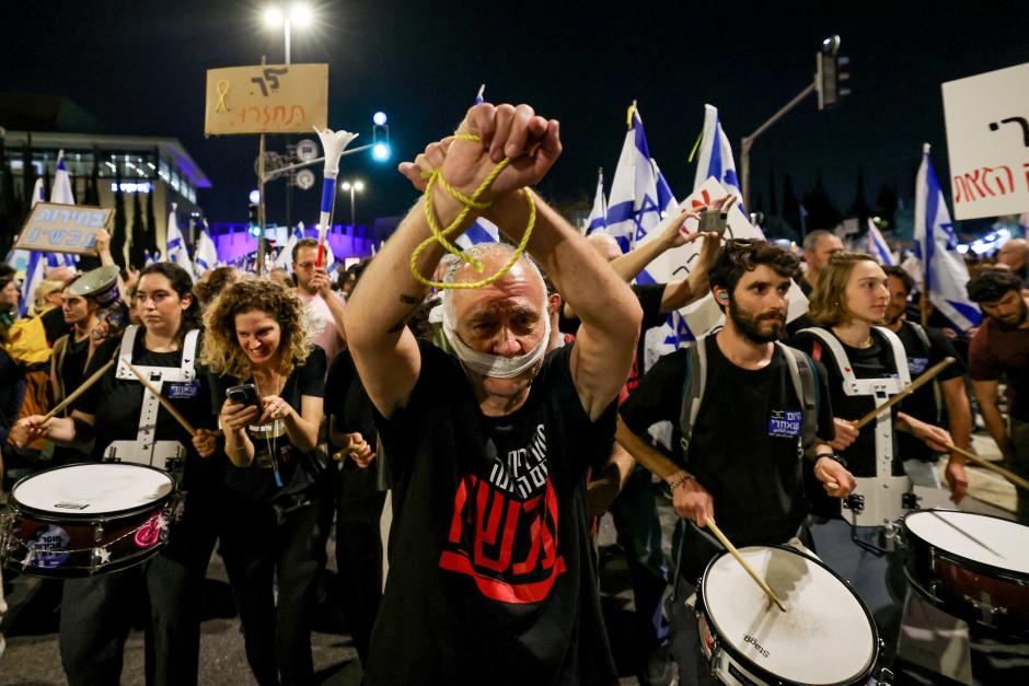 Un manifestante se muestra con las manos atadas en recuerdo de los israelíes secuestrados por Hamás