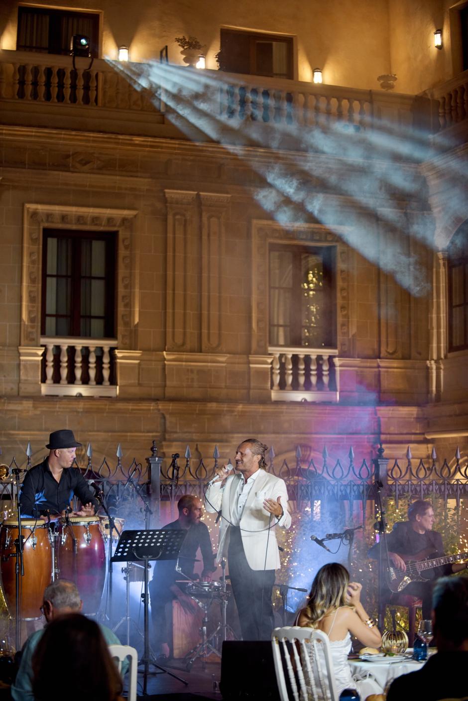 Juan Peña durante un concierto