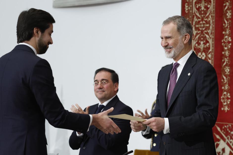 Felipe VI, junto al José Manuel Albares, durante la entrega de despachos