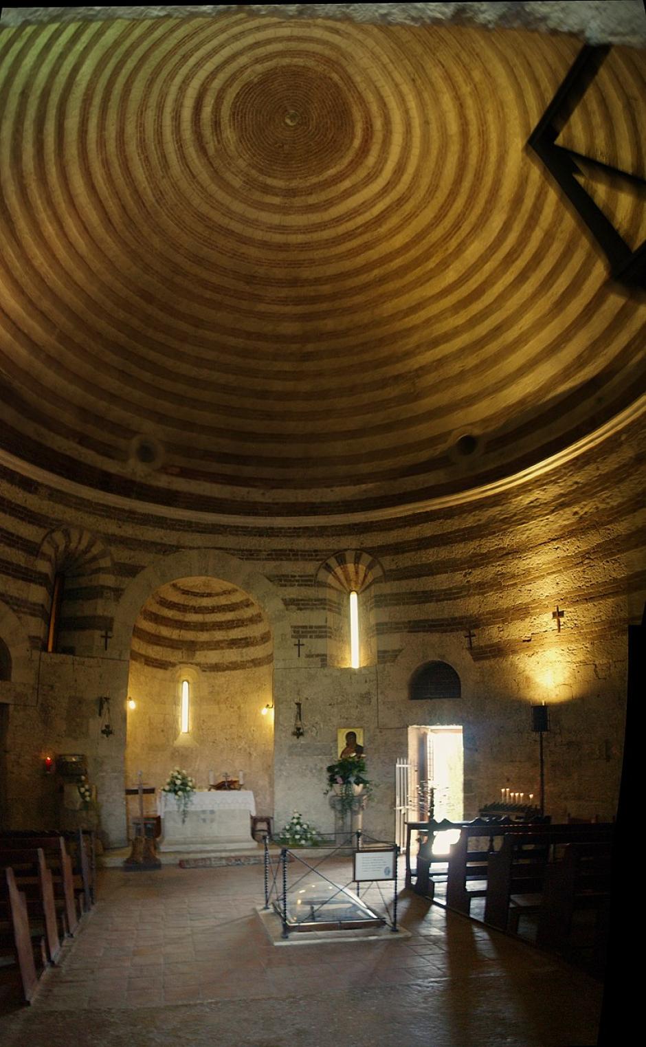 Interior del templo con la espada en una urna