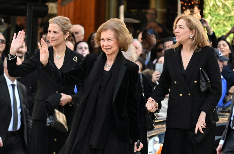 La Reina Sofía,con las Infantas Elena y Cristina