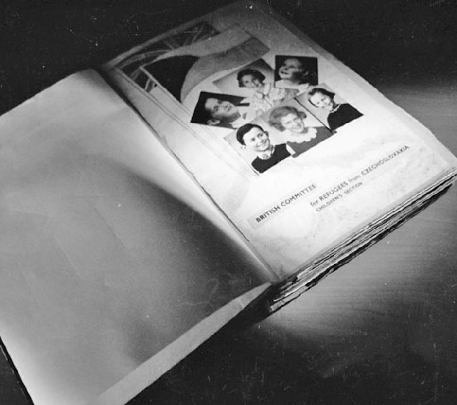 Copia de la primera página interior del álbum de recortes. Contiene algunas de las fotos del niño, necesarias para su solicitud de visado.
