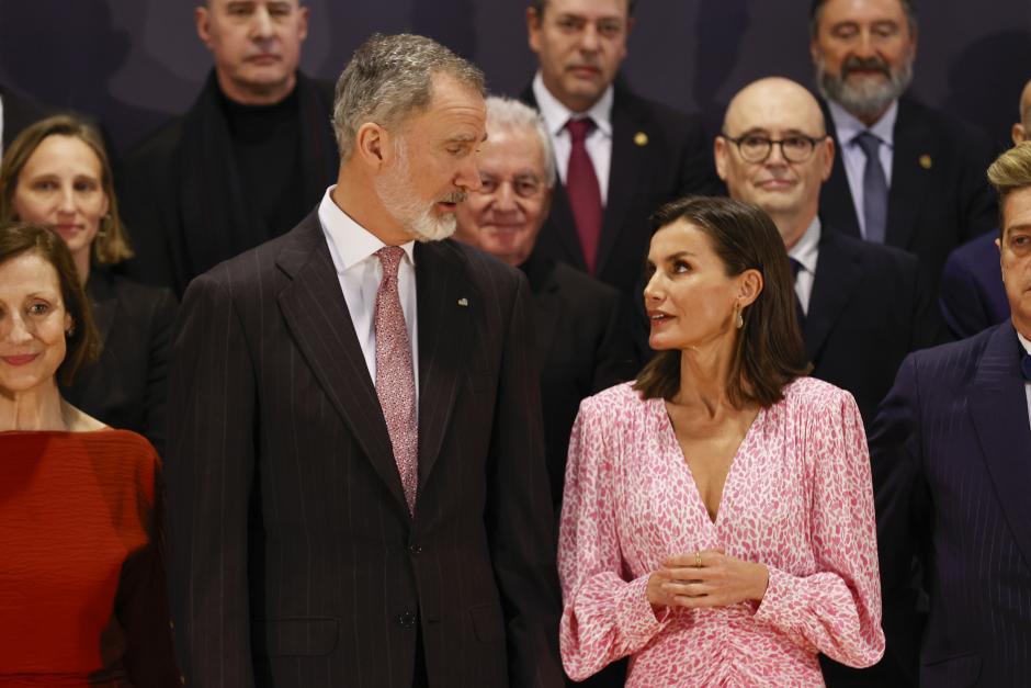 Spanish King Felipe VI and Queen Letizia during the delivery of gold medals for merit in the fine arts 2022 in Cadiz  on Wednesday, 3 April 2024.
En la foto mirandose a los ojos
