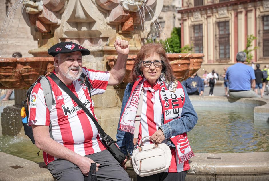 Aficionados del Athletic Club de Bilbao en el entorno de la Catedral este viernes. A 05 de abril de 2024, en Sevilla, (Andalucía, España). La final de la Copa del Rey se disputará mañana sábado entre el Athletic Club de Bilbao y el Real Club Mallorca en el estadio de La Cartuja.
María José López / Europa Press
05/4/2024