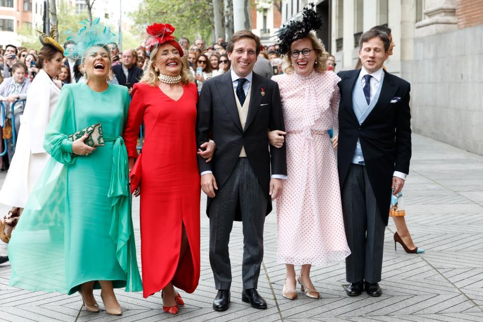 El alcalde Martínez-Almeida posa con sus hermanos y la madrina de la boda, Casilda