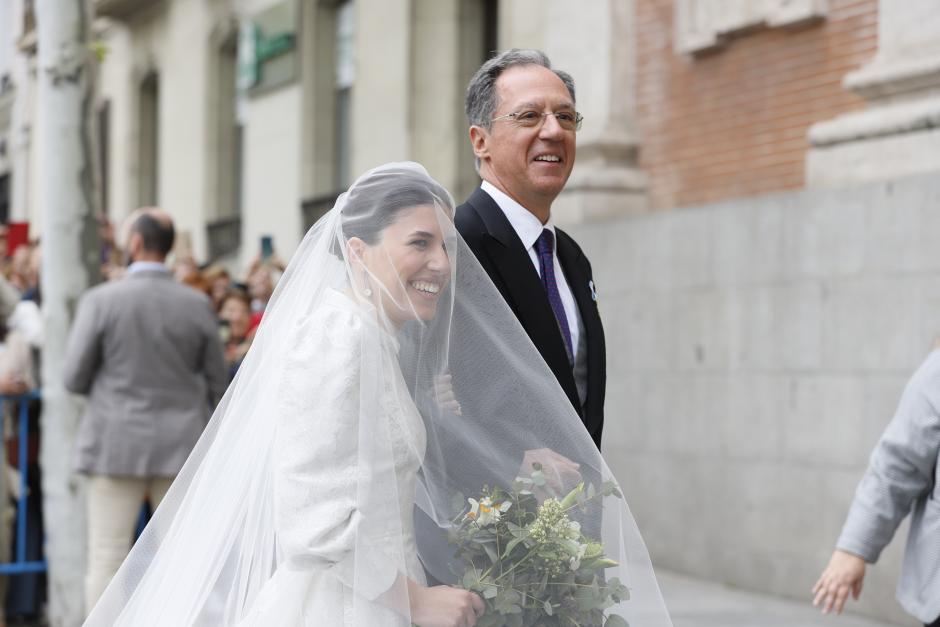 Teresa Urquijo, acompañada de su padre, a su entrada a la iglesia